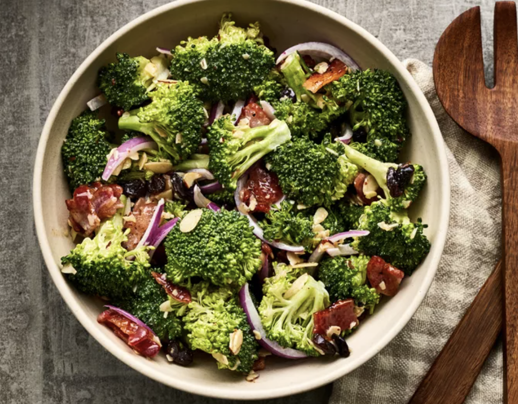 Salada de brócolis saudável e saborosa