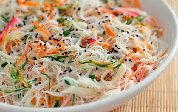 Salada de macarrão de arroz
