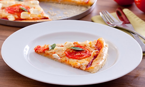 Pizza de liquidificador com tomate e manjericão