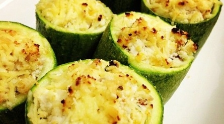 Abobrinha recheada com ricota e atum