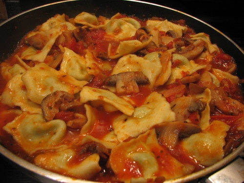 Ravióli com molho de tomate e queijos