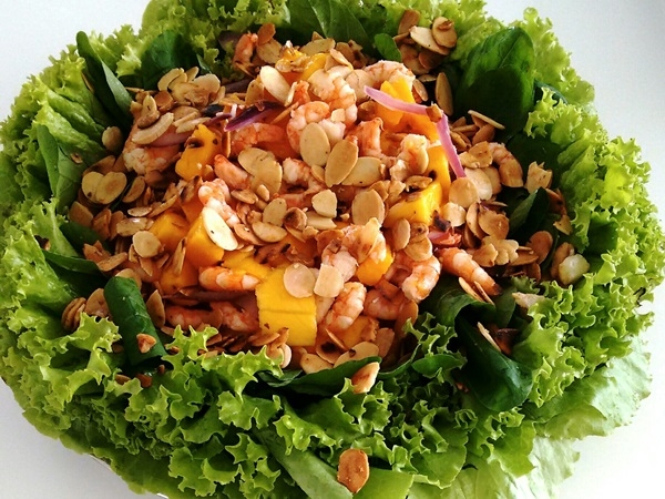 Salada de rúcula com manga e camarão