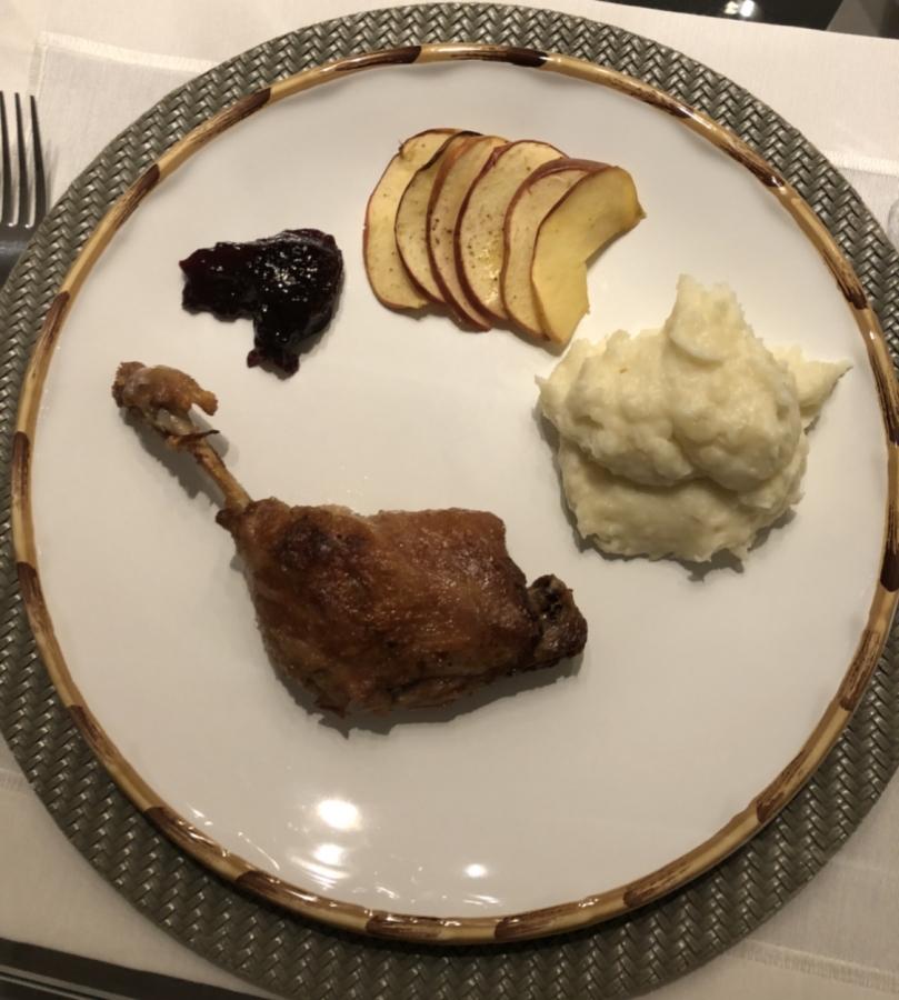 Pato confeitado com maçãs assadas e creme de batatas
