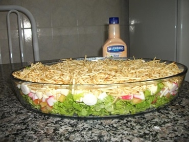 Salada de alface com batata palha