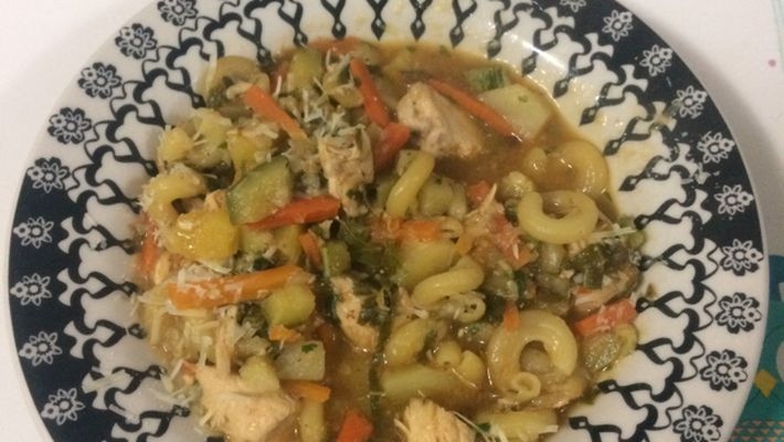Sopa de macarrão com frango e legumes