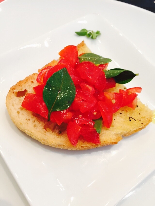 Bruschetta de tomates com manjericão