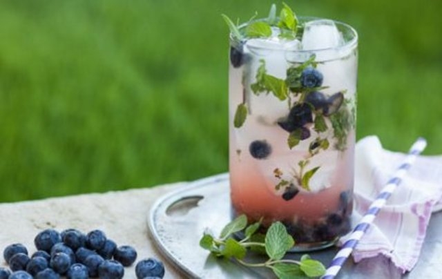 Refresco de blueberries e ervas