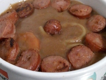 Sopa de feijão com macarrão e legumes