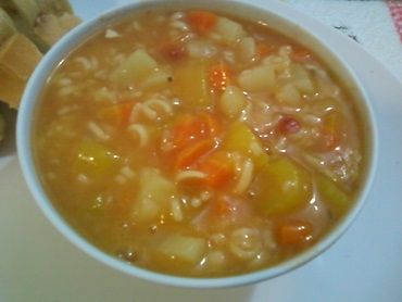Sopa de macarrão com batata e cenoura