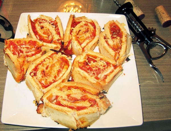 Pizza enrolada de queijo e pepperoni
