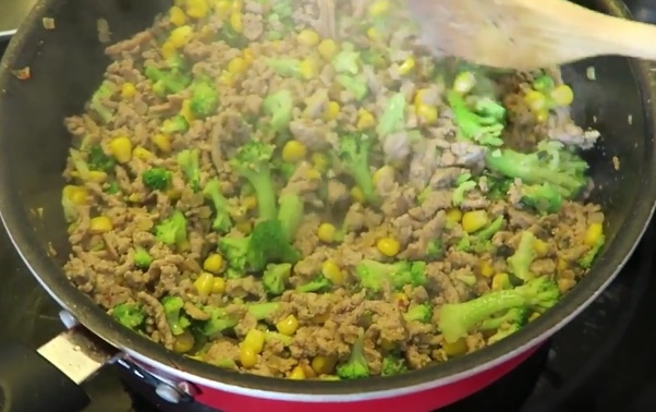 Carne moída com milho e brocolis