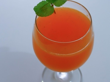 Suco de cenoura com limão hortelã
