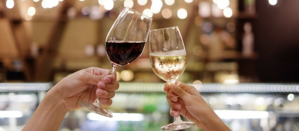 Descubra as diferenças entre vinho branco e tinto